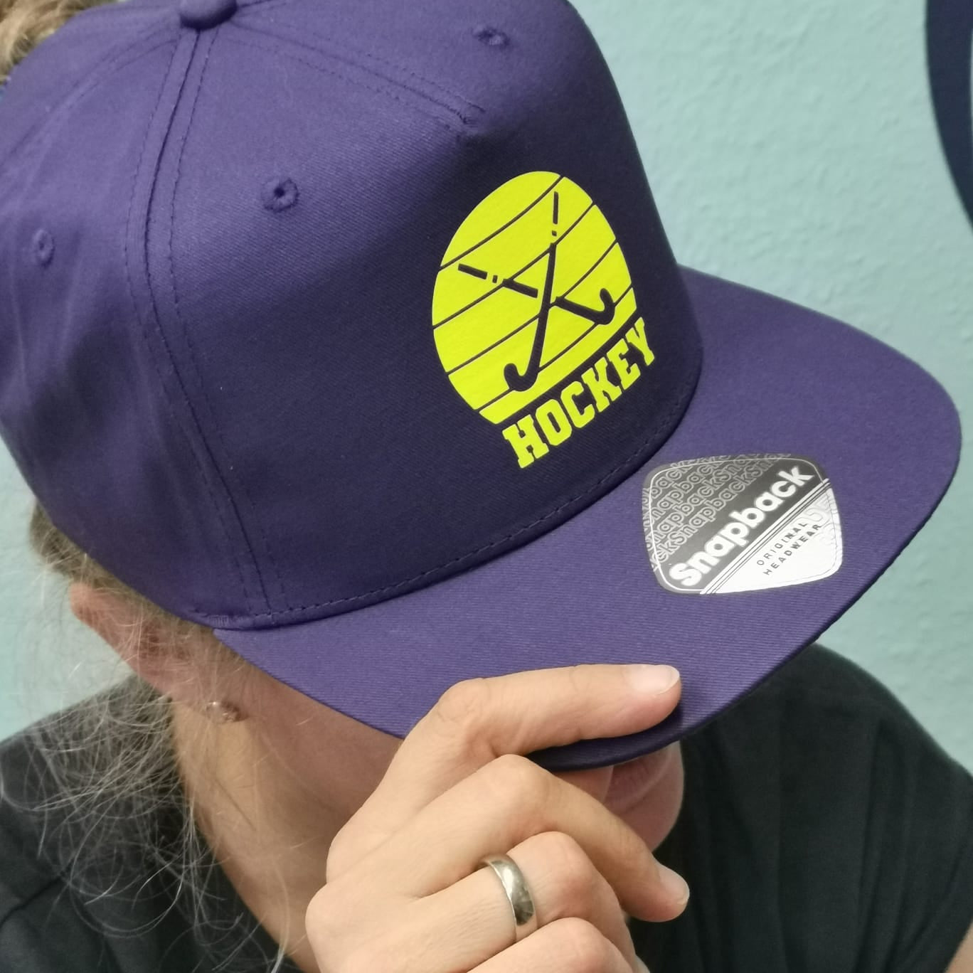 Snappback Rapper Cap mit individuellem Hockeymotiv